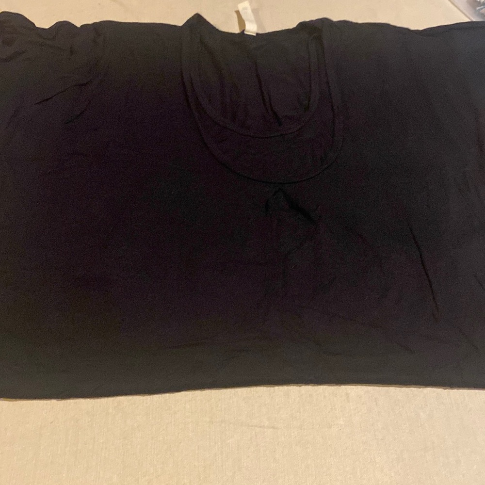 Bun black maternity top.